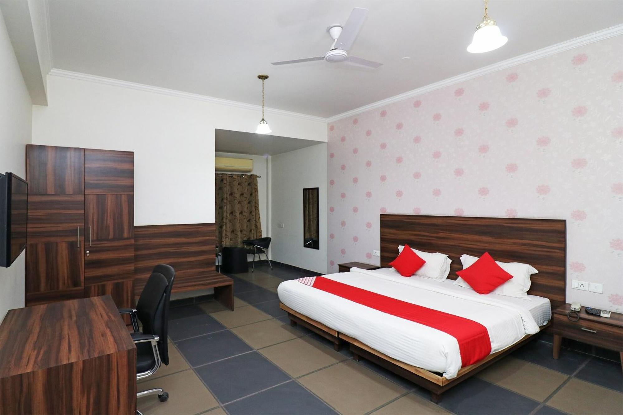 Oyo Hotel Silver Star Behror Dış mekan fotoğraf